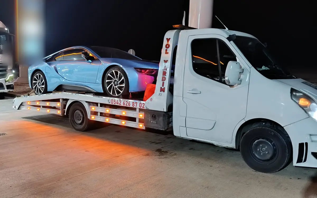 Mavi bir spor otomobil, gece Zeyrek Oto Çekici’nin platformlu oto çekicisinin kayar platformunda taşınıyor
